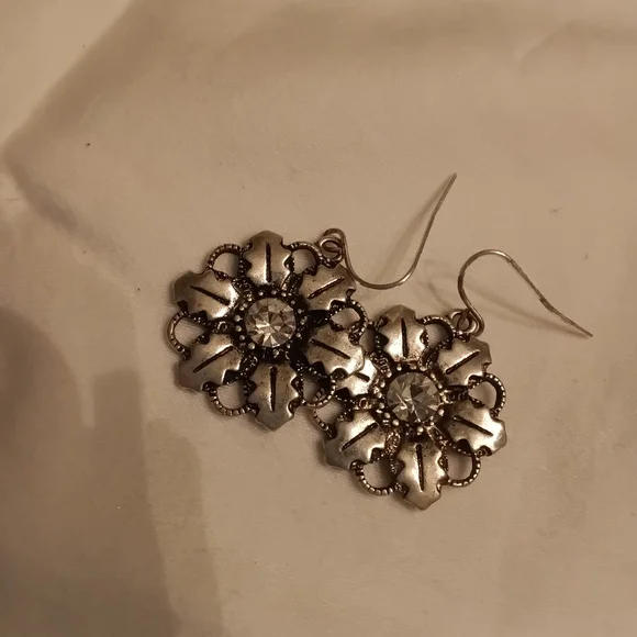 Poinsetta floral or snowflake-inspired Earrings - Picture 2 of 4
